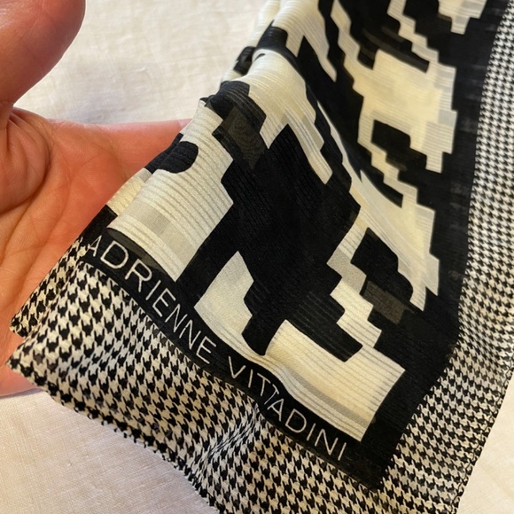 ADRIENNE VITTADINI 100% silk scarf, 20'' X 20''. «Pied de Poule» pattern. - Picture 8 of 9